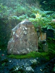 �ΎR�̐΂�蔒���H�̕�