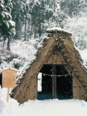 冬の氷室小屋